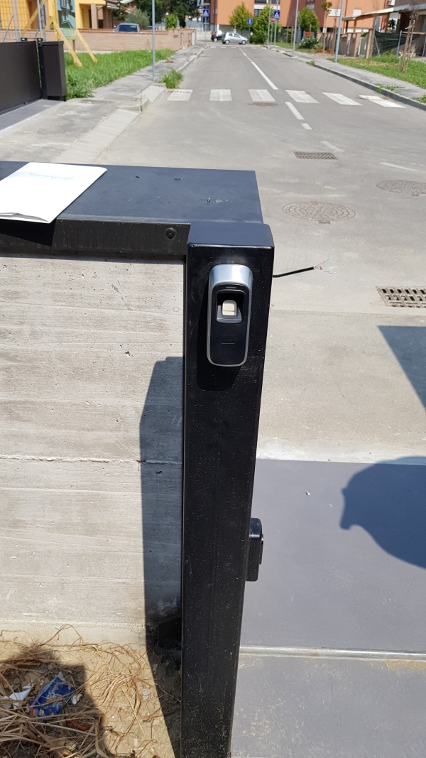  Anviz M5 controllo accessi biometrico IP65 e card installato azienda Rovigo cancello esterno